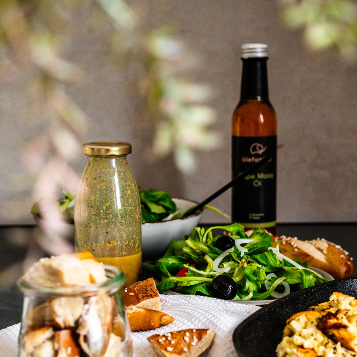 Feldsalat mit Honig-Senf Dressing und Brezelstücken