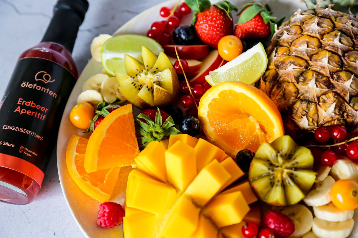 Fruchtiger Obstsalat mit Erdbeer Aperitif