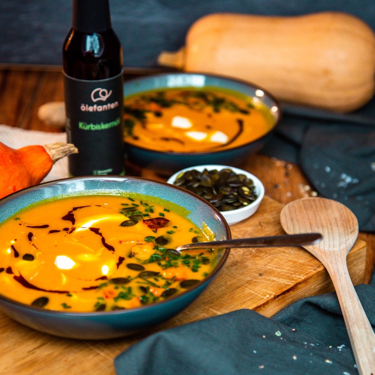 Kürbissuppe mit Kürbiskernöl (Vorspeise)